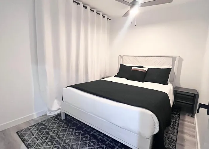 Hidden Hideaway-7Mile-2Bed2Bath-Pool -Kingbed